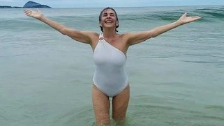 Betty Faria, de 82 anos, adora curtir as praias do Rio. A atriz já recebeu críticas nas redes sociais, mas não deixa de fazer o que tem vontade por conta de comentários preconceituosos