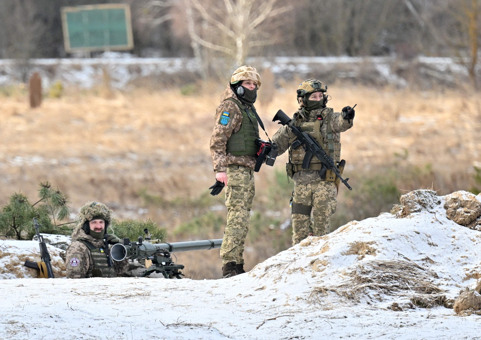 Muitos dos homens ali não são sequer soldados profissionais. Eles foram convocados ou decidiram se juntar ao exército depois que a Rússia atacou a Ucrânia — Foto: Sergei Supinsky / AFP