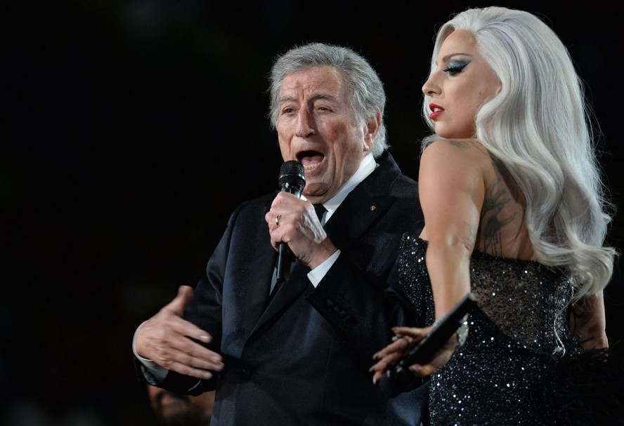 Tony Bennett e Lady Gaga no palco do Grammy 2015