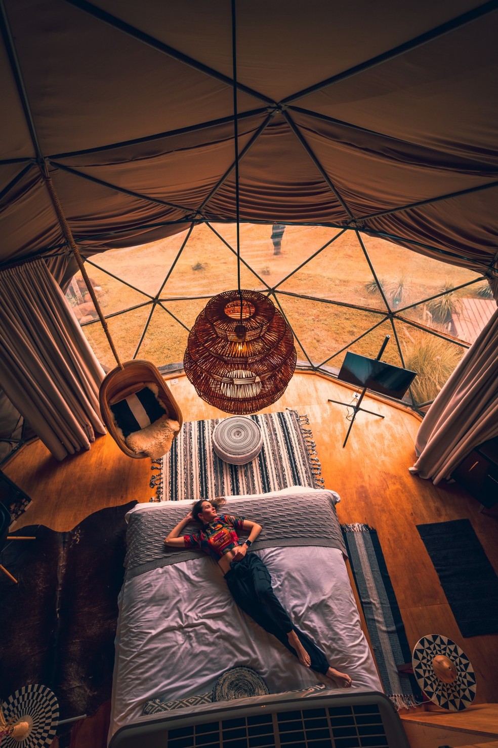 A cama e parte de uma das "cabanas" da Esphera Glamping — Foto: Divulgação