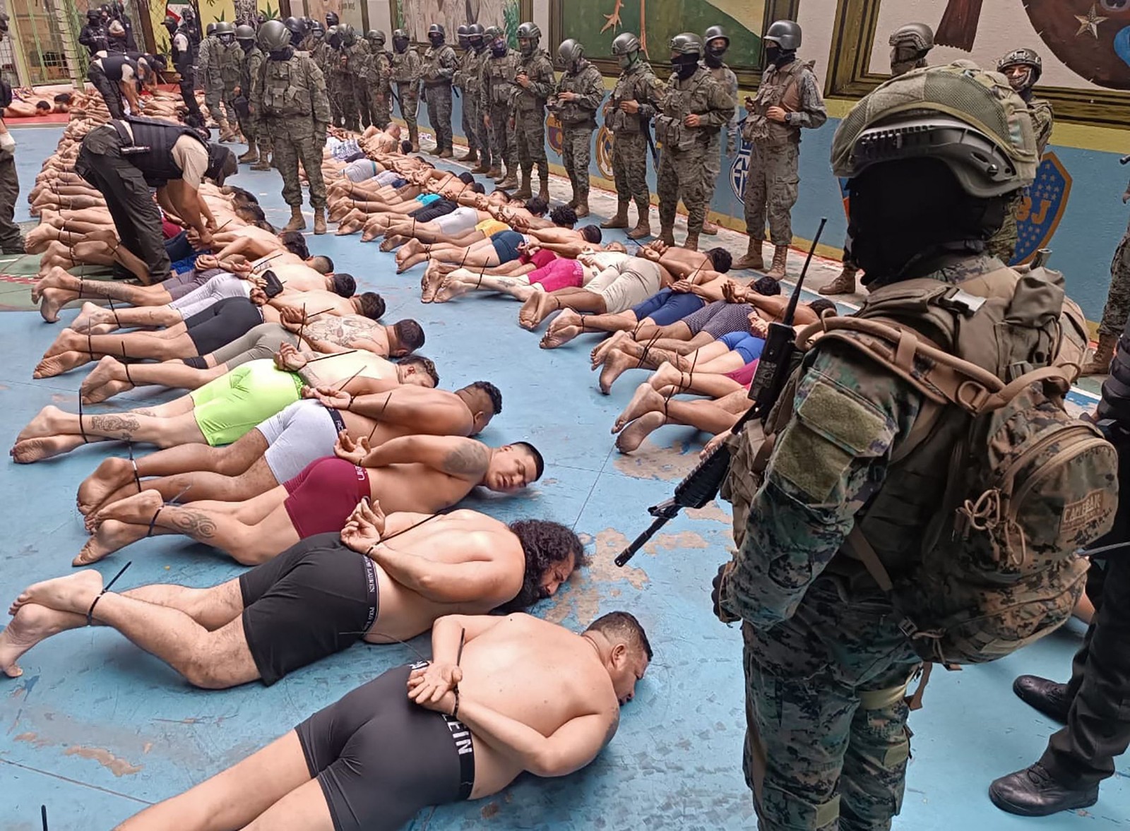 Detentos são rendidos durante operação das Forças Armadas e da Polícia do Equador em uma prisão em Guayaquil — Foto: Forças Armadas do Equador / AFP