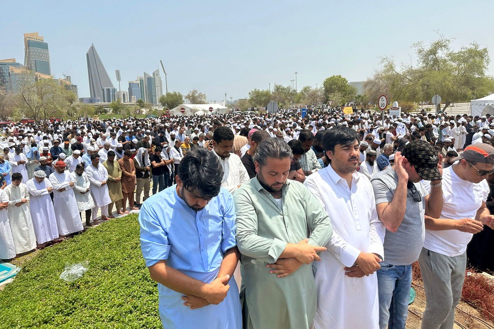 Milhares de pessoas rezam perto da Mesquita Imam Muhammad bin Abdul Wahhab durante as orações finais de Ismail Haniyeh, líder do Hamas, em Doha, no Catar. — Foto: Mahmud Hams / AFP