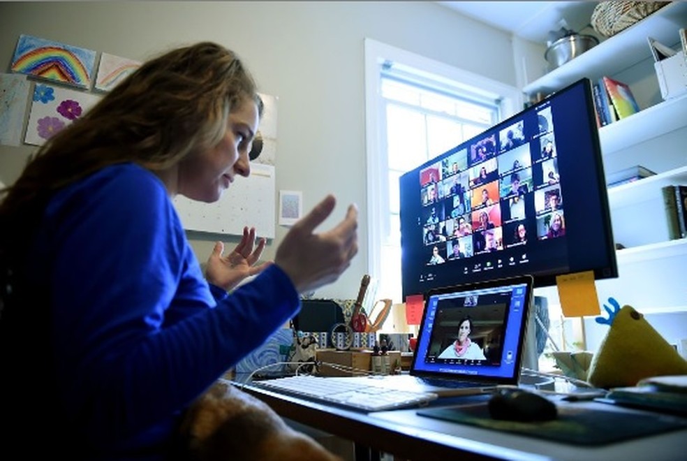 O trabalho remoto durante a pandemia, que privou os funcionários de conversas espontâneas, propiciou a proliferação de reuniões on-line — Foto: AFP