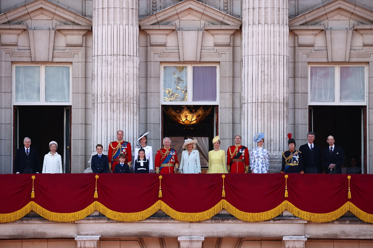 A princesa de Gales, Kate Middleton, apareceu ao lado da família real britânica em varanda do Palácio de Buckingham após participar do Desfile de Aniversário do Rei — Foto: HENRY NICHOLLS/AFP