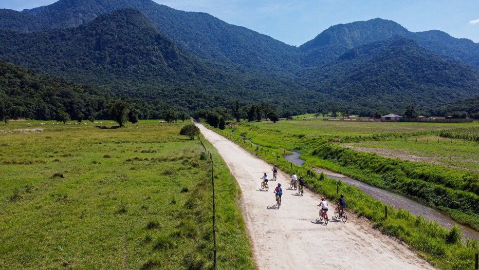 Passeio de bicicleta no condomínio onde fica o Portobello Resort & Safári, em Mangaratiba, na Costa Verde do Rio de Janeiro — Foto: Divulgação