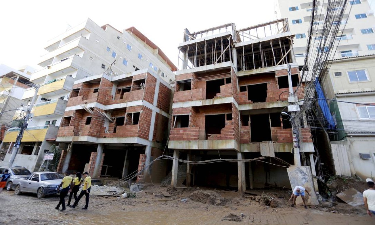 Prédios em construção na Muzema, área dominada por milícia — Foto: Marcelo Theobald / Agência O Globo