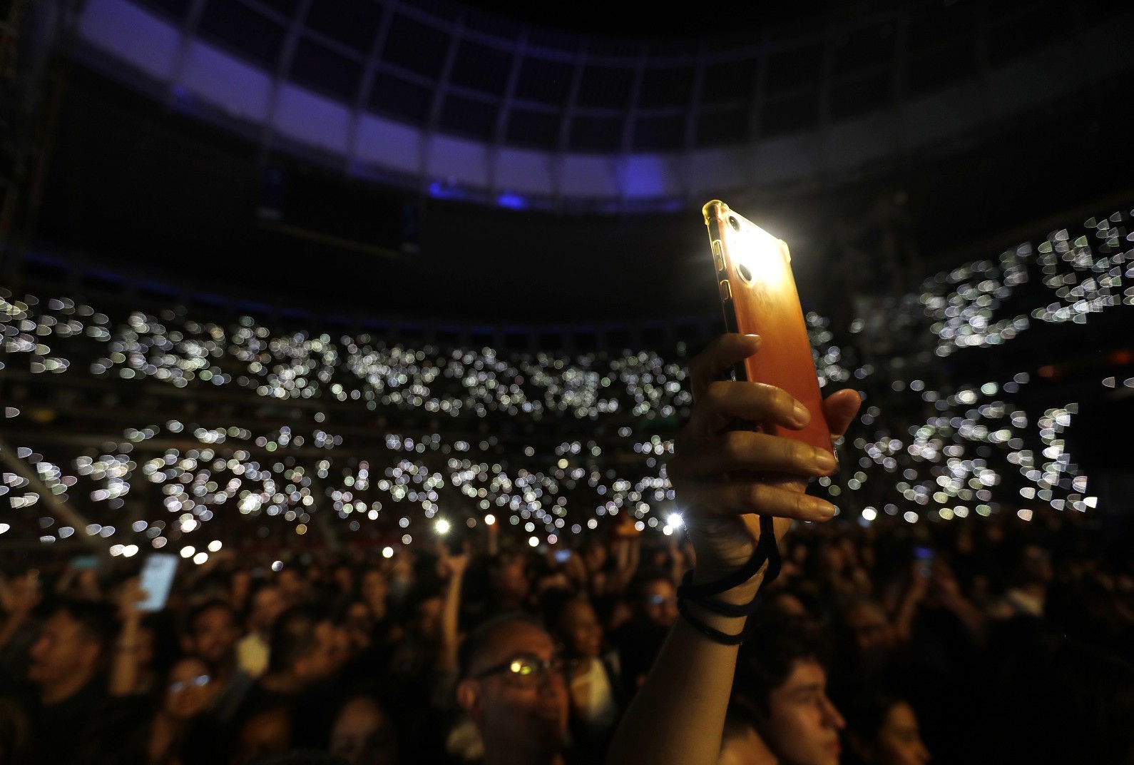 Público assiste ao show de Paul McCartney na Arena BRB Mané Garrincha — Foto: Cristiano Mariz / Agência O Globo