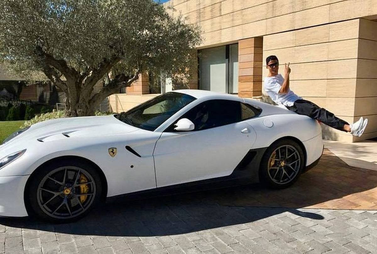 Ferrari: Cristiano Ronaldo posou em carro de luxo — Foto: Reprodução Instagram 