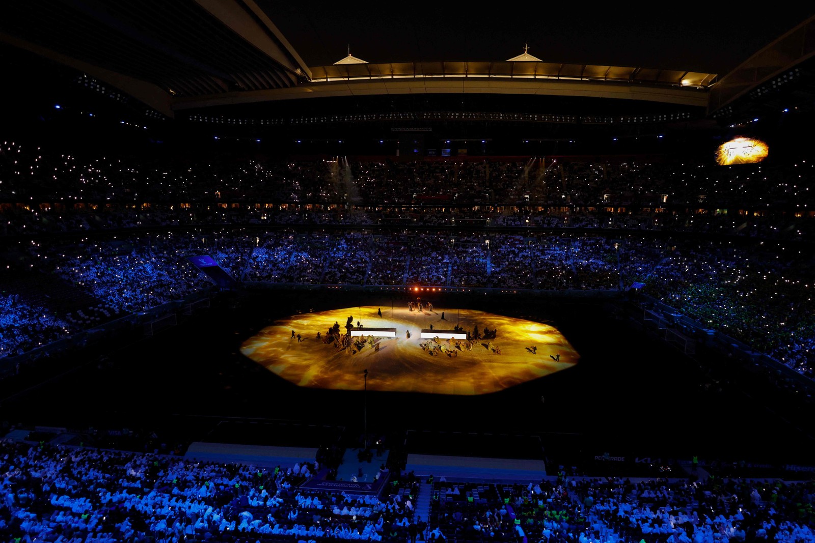 Dançarinos se apresentam durante a cerimônia de abertura da Copa do Mundo do Catar 2022, no Estádio Al-Bayt, em Al Khor, ao norte de Doha — Foto: Odd ANDERSEN / AFP