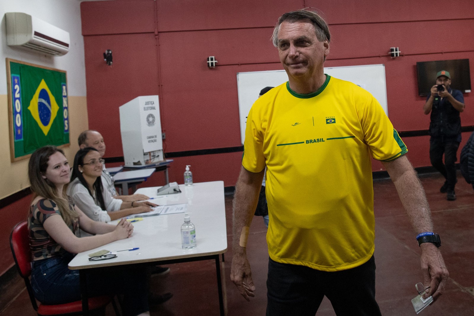 Bolsonaro vota em zona eleitoral na Vila Militar, no Rio  — Foto: ANDRE COELHO / AFP