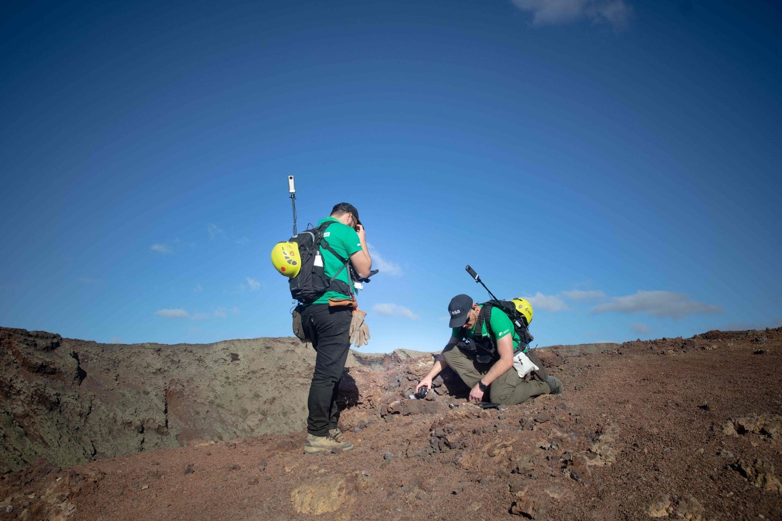 Astronautas fazem treinamento no topo de vulcão nas Ilhas Canárias — Foto: DESIREE MARTIN / AFP