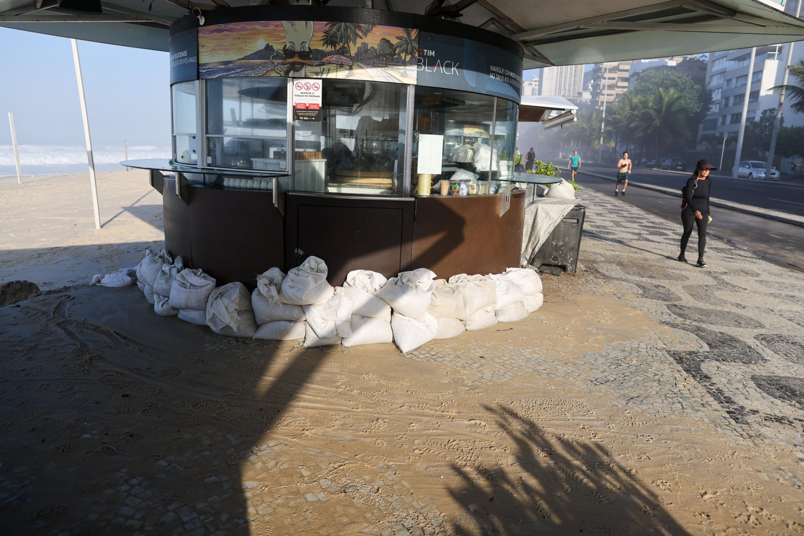 Quiosque na Praia do Leblon usa sacos de areia para se proteger da ressaca — Foto: Márcia Foletto/Agência O Globo