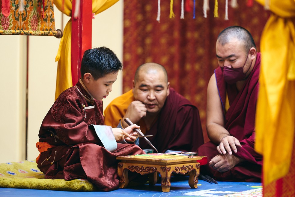 Altannar divide tempo entre rotina de uma criança de oito anos normal e importante posição no budismo da Mongólia — Foto: Khasar Sandag/The New York Times
