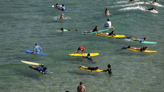 Aula de surf no Arpoador no primeiro final de semana do inverno, com sol forte e praia cheia — Foto: Gabriel de Paiva /Agência O Globo