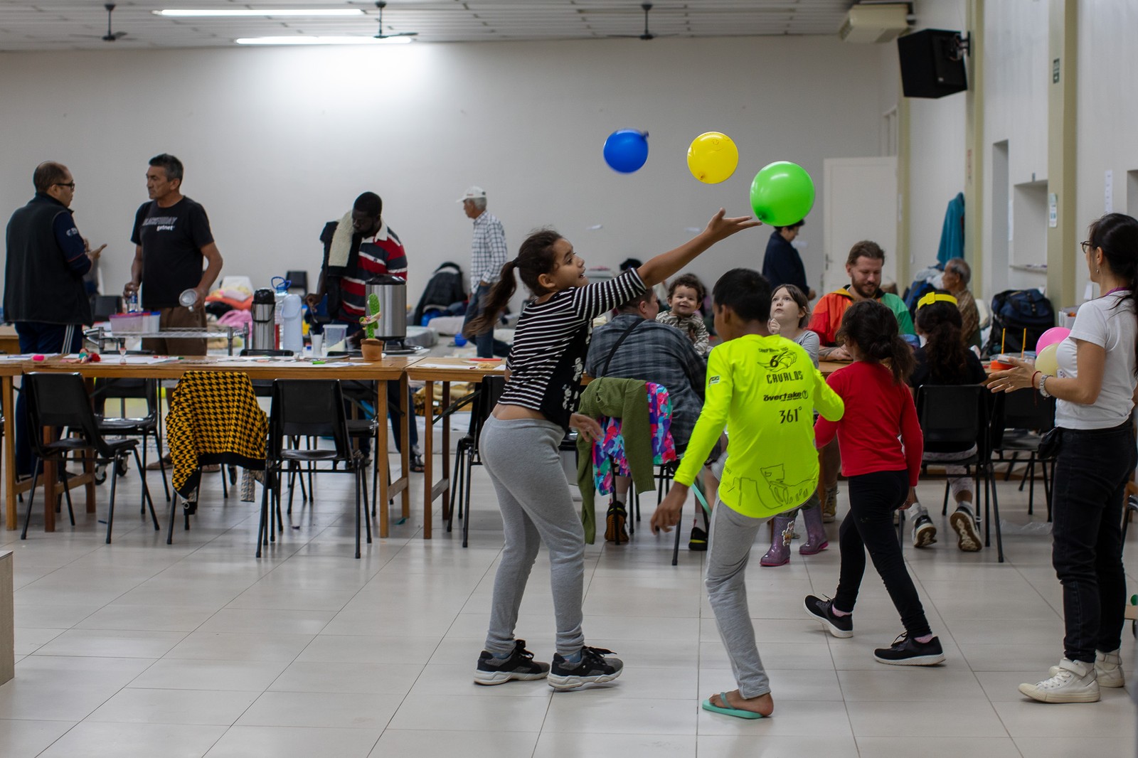 Crianças brincando no abrigo da Pastoral do Migrante — Foto: Edilson Dantas/Agência O Globo