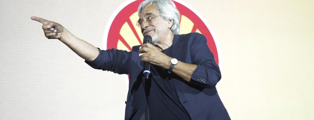 Aderbal durante homenagem na cerimônia de premiação da 31ª edição do Prêmio Shell de Teatro, em 2019 — Foto: Marcos Ramos / Agência O Globo