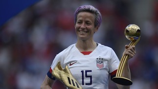 Artilheira e Bola de Ouro da última Copa, no próximo ano Megan Rapinoe deve se despedir do Mundial — Foto: CHRISTOPHE SIMON / AFP