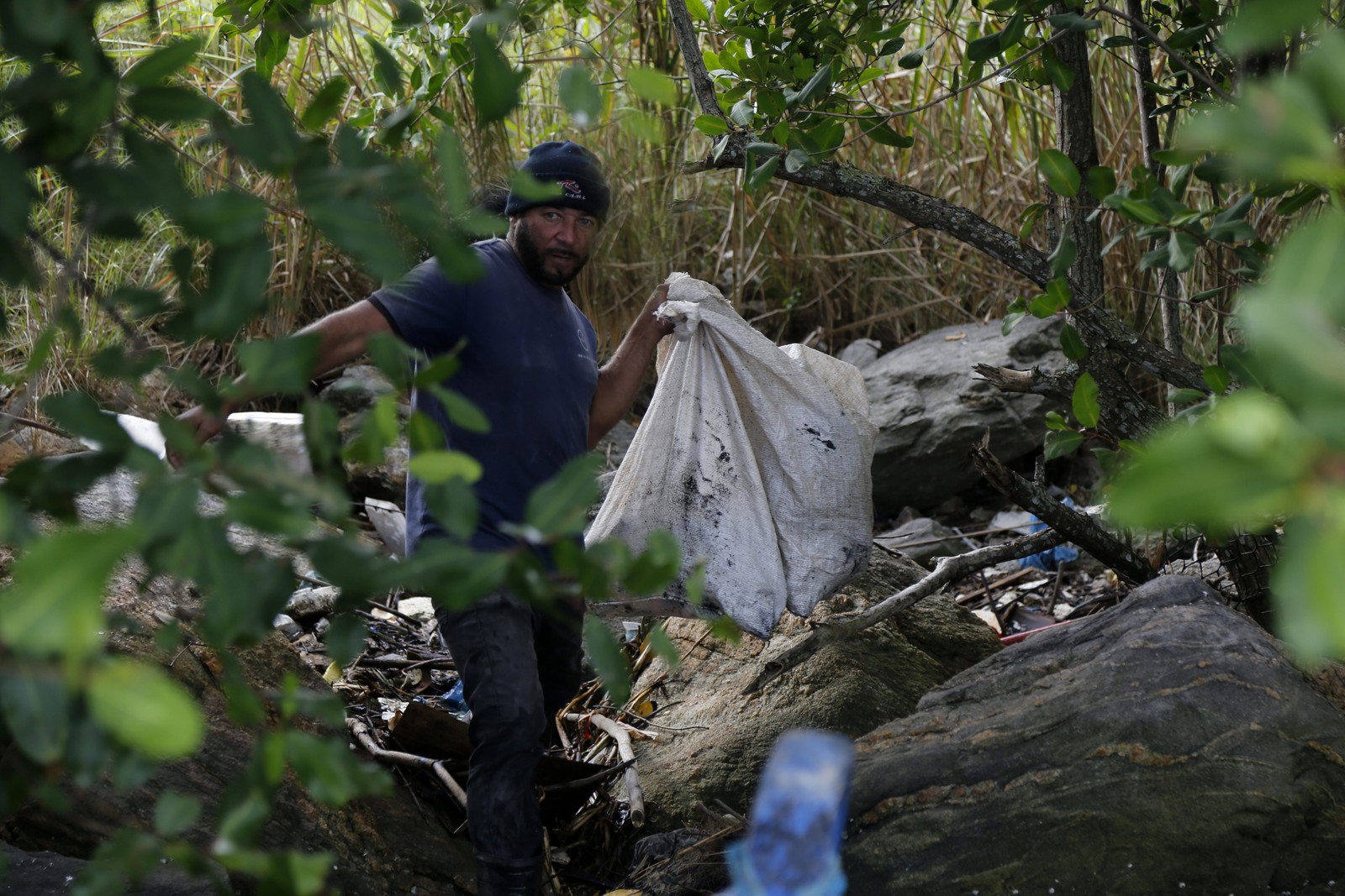 O pescador Francinaldo Alves, da Ilha do Governador  — Foto: Custodio Coimbra