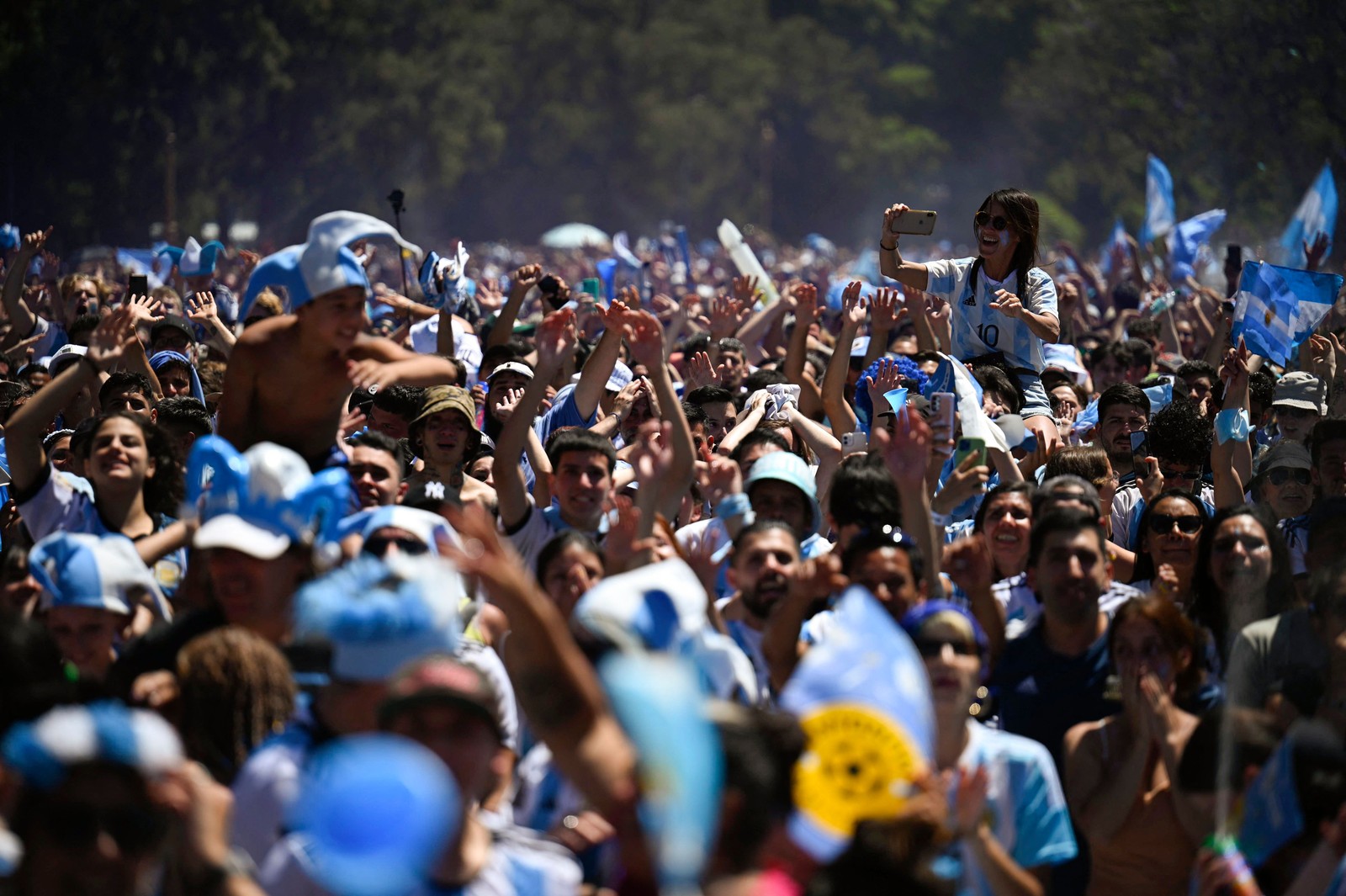 Torcedores da Argentina celebram em Buenos Aires — Foto: LUIS ROBAYO / AFP