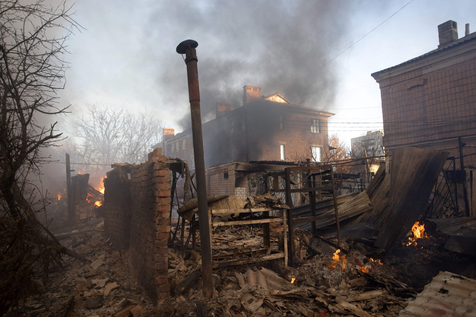 Prédio pega fogo após um bombardeio em Bakhmut, região de Donetsk, Ucrânia — Foto: YEVHEN TITOV/AFP