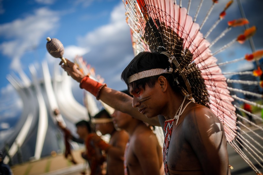 Indígenas do Acampamento Terra Livre (ATL) marcham até a praça dos três poderes