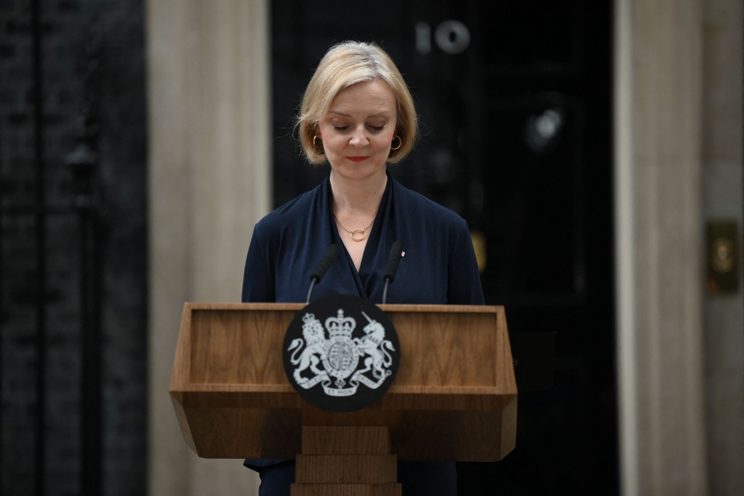 A primeira-ministra britânica Liz Truss anuncia sua renúncia durante discurso fora da Rua Downing, 10, no centro de Londres — Foto: Daniel LEAL / AFP