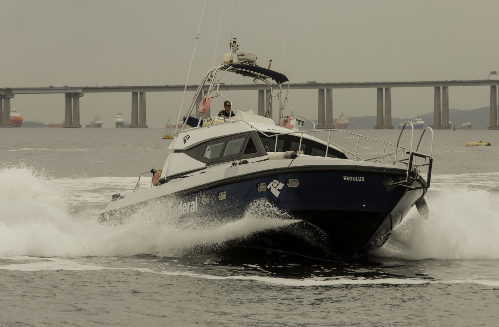 Lancha da Receita Federal durante operação na Baía de Guanabara — Foto: Gabriel de Paiva/Agência O Globo