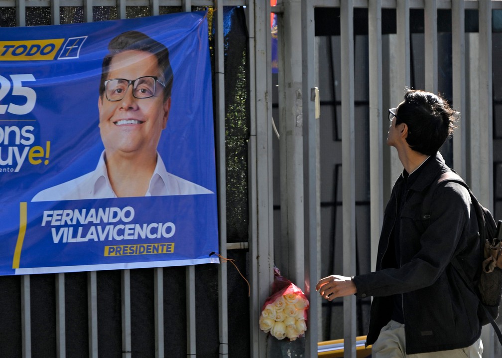 Cartaz do candidato presidencial Fernando Villavicencio, assassinado no Equador — Foto: AFP