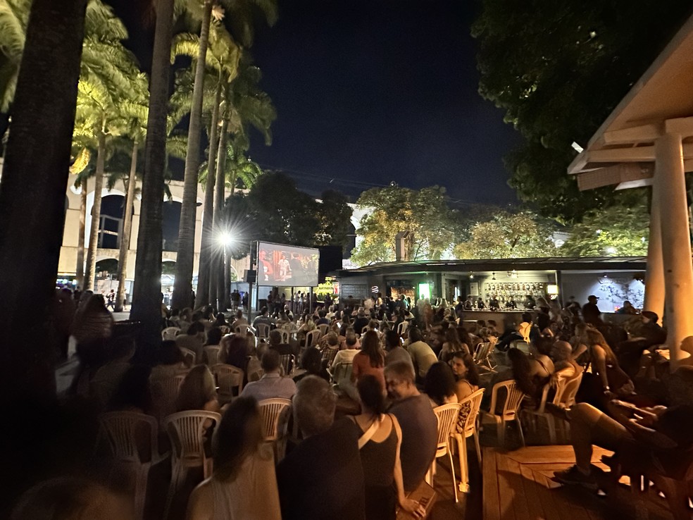 Público assiste a sessão de cineclube no Circo Voador, antes de show em horário mais cedo — Foto: Cristiano Juruna/Divulgação