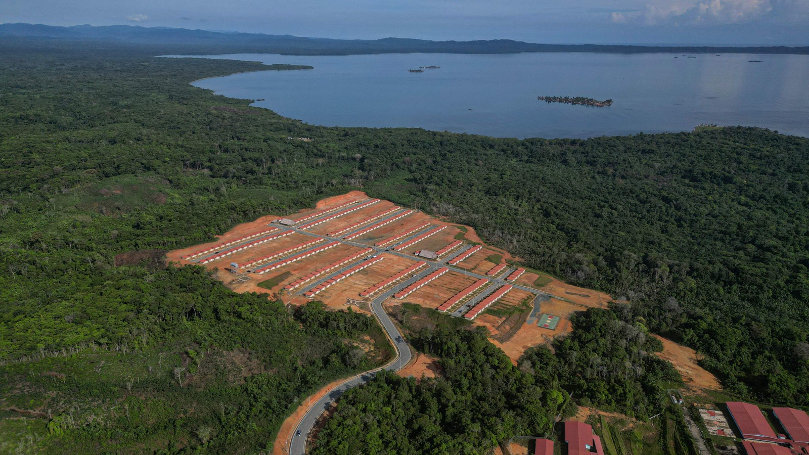 Primeiros deslocados por mudanças climáticas deixam ilha no Panamá — Foto: Martin Bernetti/AFP