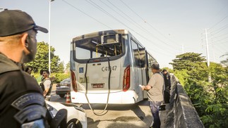 O ônibus da Viação Tinguá ia para a Barra da Tijuca - Gabriel de Paiva/Agência O Globo