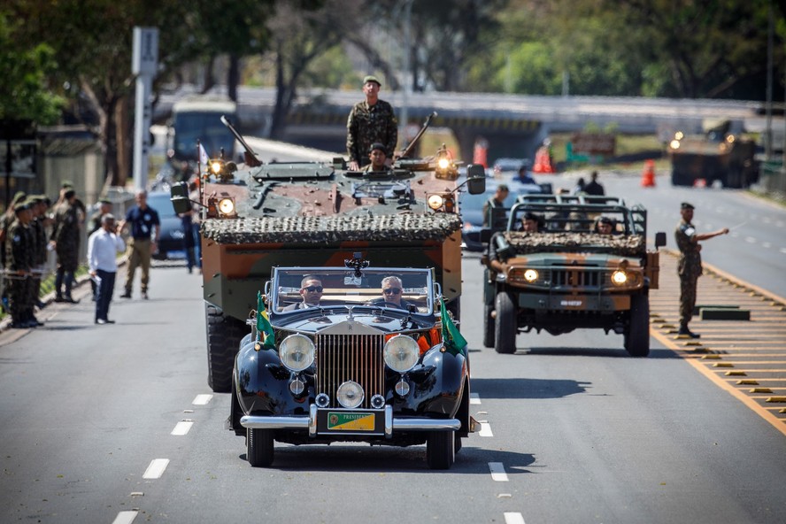 Ensaio de desfile do 7 de Setembro, com carro que será utilizado por Lula