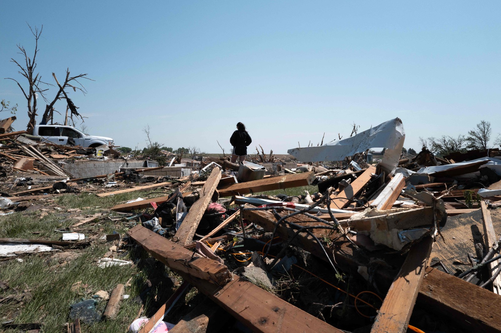 Moradores sofrem danos depois que um tornado atingiu a cidade em Greenfield, Iowa. — Foto: Scott Olson/Getty Images/AFP