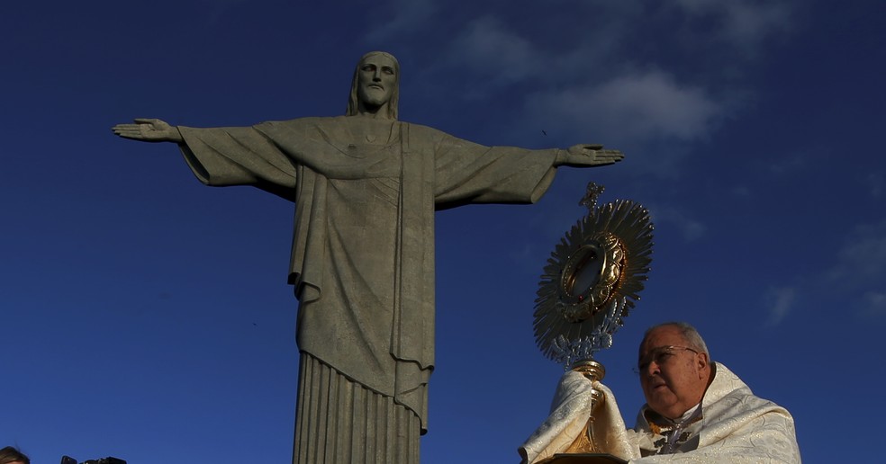 Dom Orani Tempesta conduziu a celebração do dia de Corpus Christi no Cristo Redentor — Foto: Fabiano Rocha / Agência O Globo