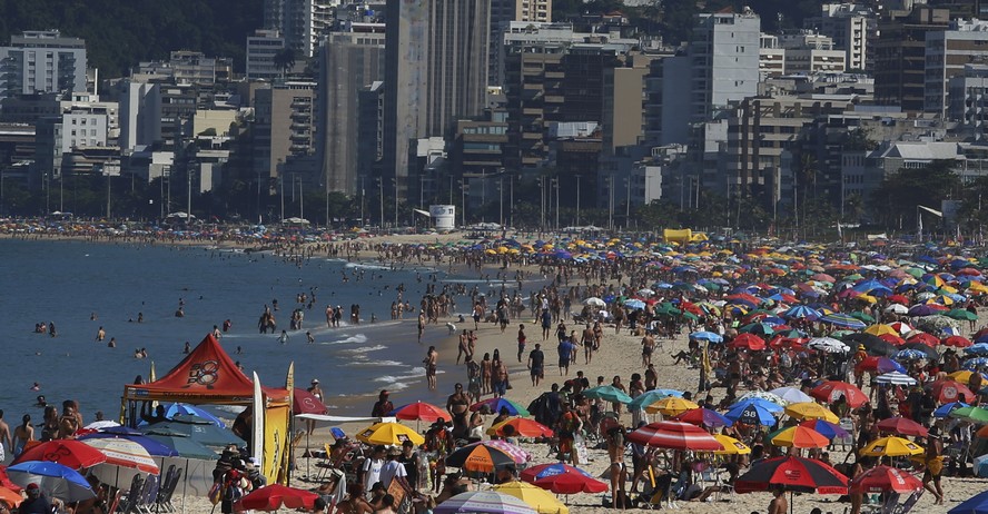 Dia de sol no outono carioca: praia de Ipanema cheia