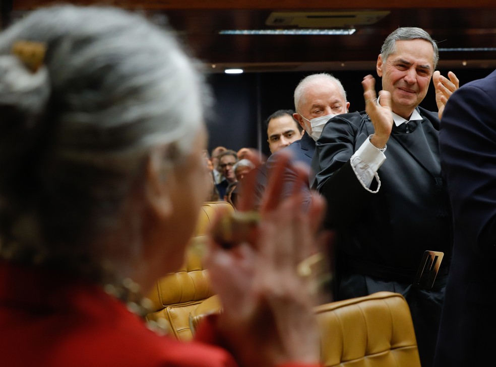 Emocionado, Barroso cumprimenta Maria Bethânia — Foto: Fellipe Sampaio/SCO/STF