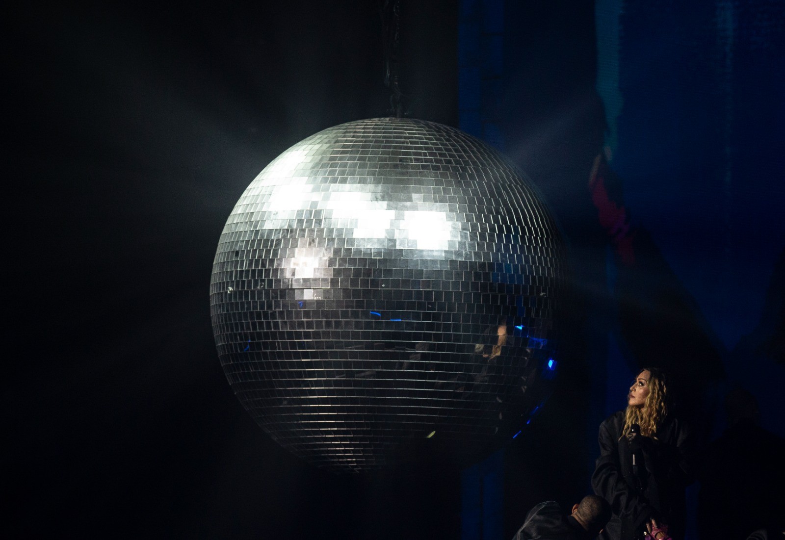 Um enorme globo de espelhos é cenário de um dos momentos do show da Madonna — Foto: Alexandre Cassiano