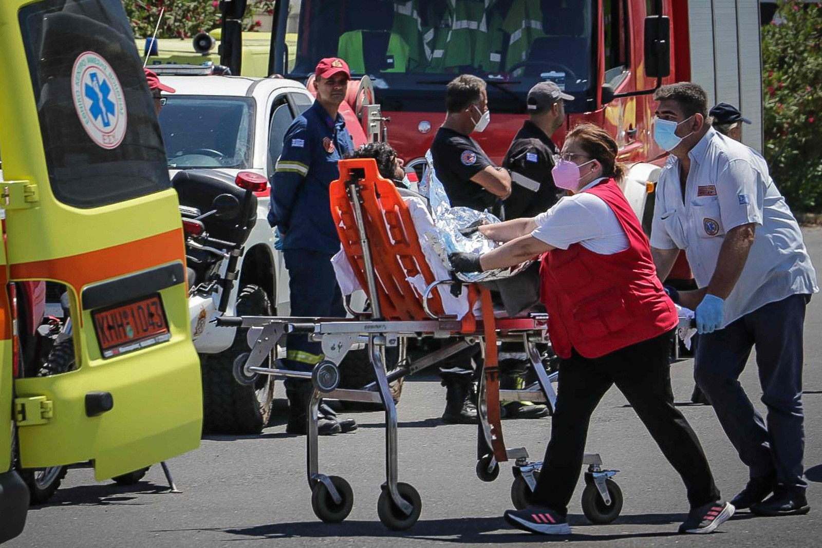 Ampla operação de resgate foi dificultada pelos fortes ventos da região — Foto: Angelos Tzortzinis / AFP