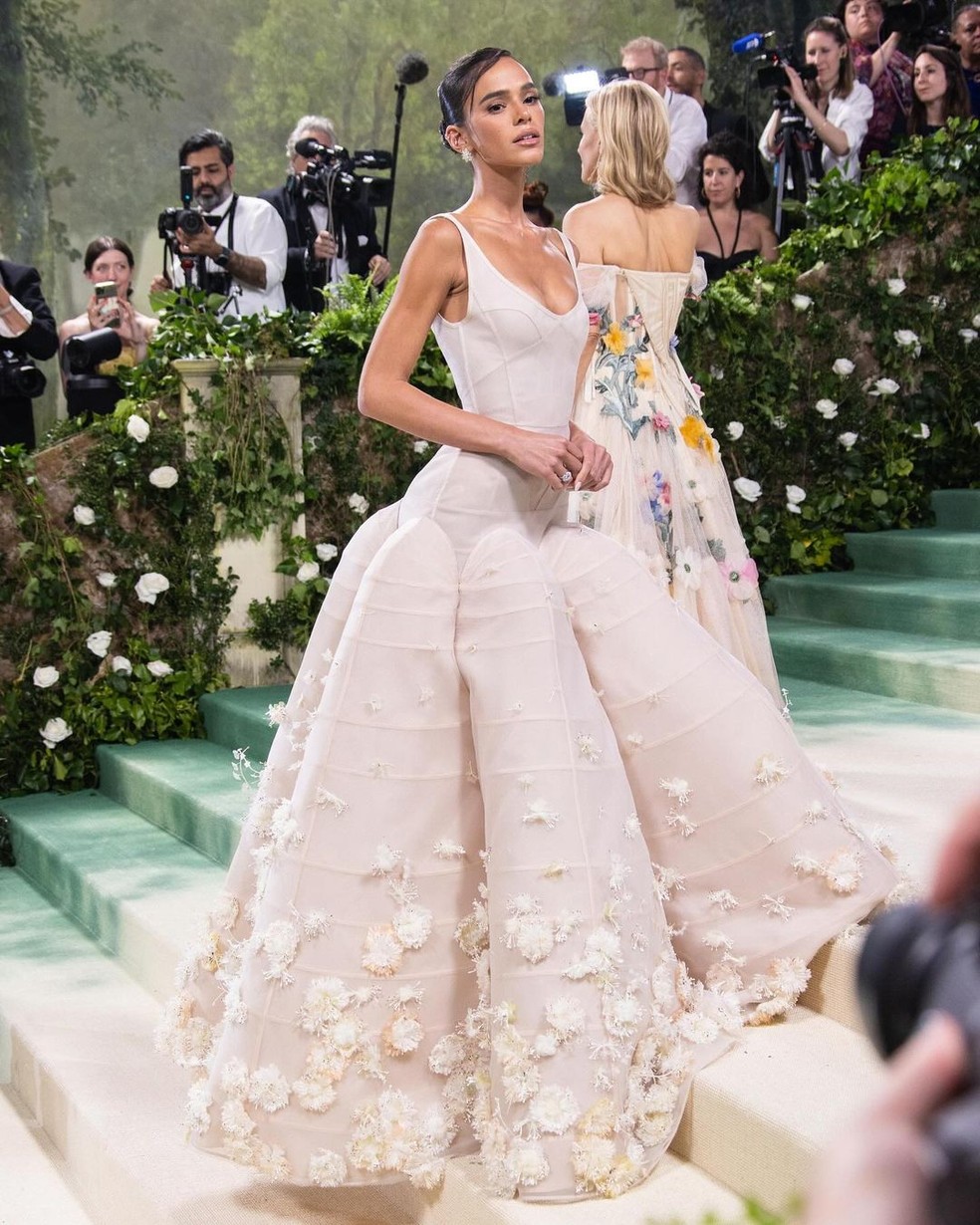 Bruna Marquezine roubou a cena no Met Gala 2024 — Foto: Getty Images