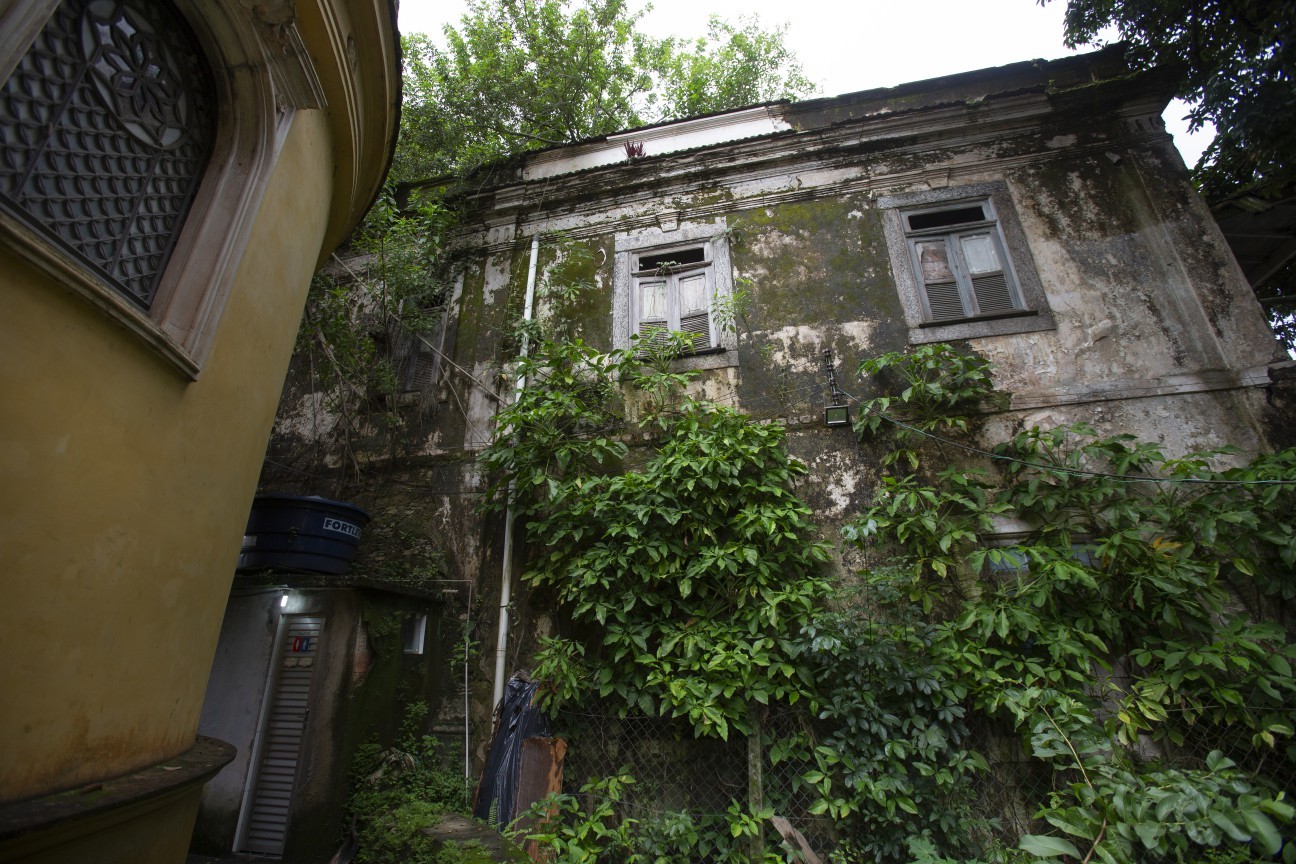 Construção em ruínas atrás da Igreja de Nossa Senhora dos Remédios, o mau estado do antigo Núcleo Rodrigues Caldas preocupa fiéis