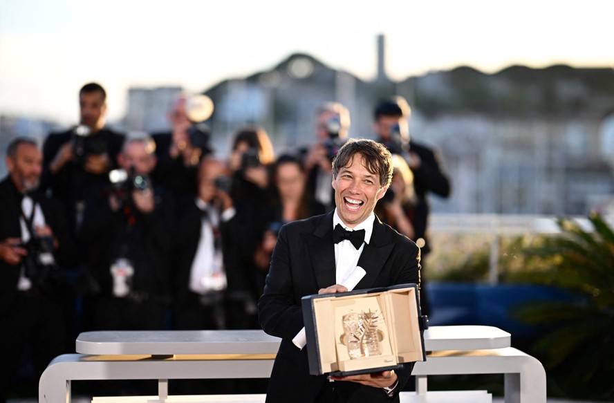 O diretor Sean Baker com a Palma de Ouro por 'Anora'