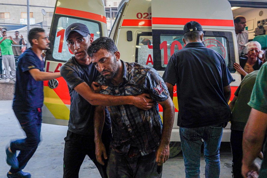 Palestino ferido em bombardeio é socorrido no hospital al-Nasser, em Khan Younis