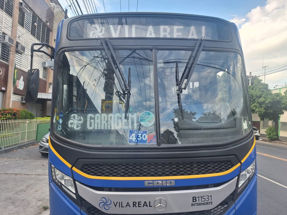 Avenida Brasil: ônibus foi atingido por disparos; 6 passageiros ficaram feridos — Foto: Jéssica Marques / Agência O Globo