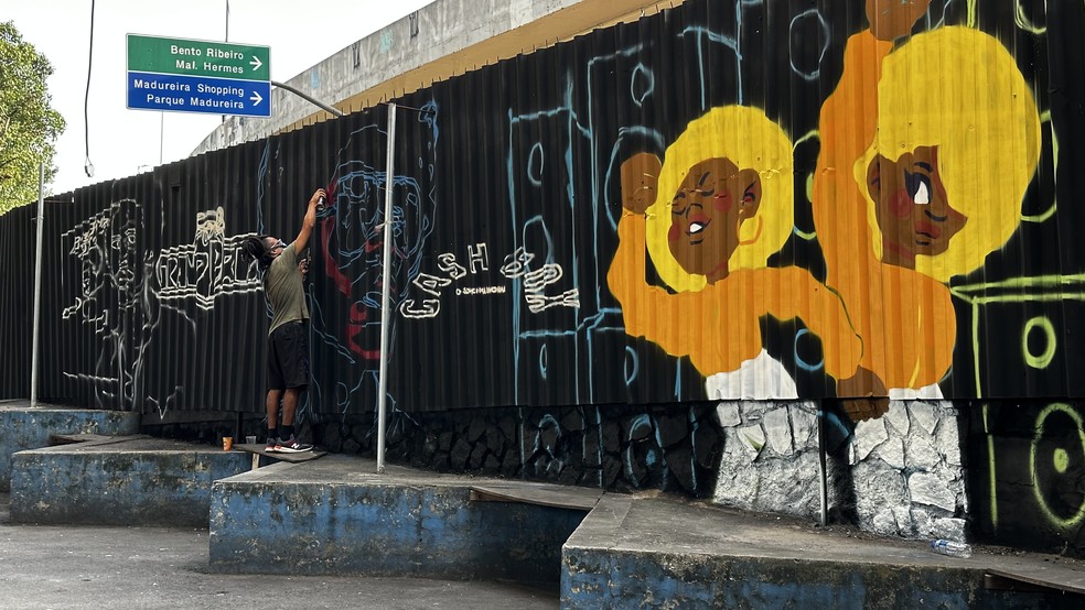 Cety pintando uma figura do Black Rio; e, ao lado, As Irmãs Furacão, por Amora Moreira — Foto: Divulgação/Thiago Moraes Muniz