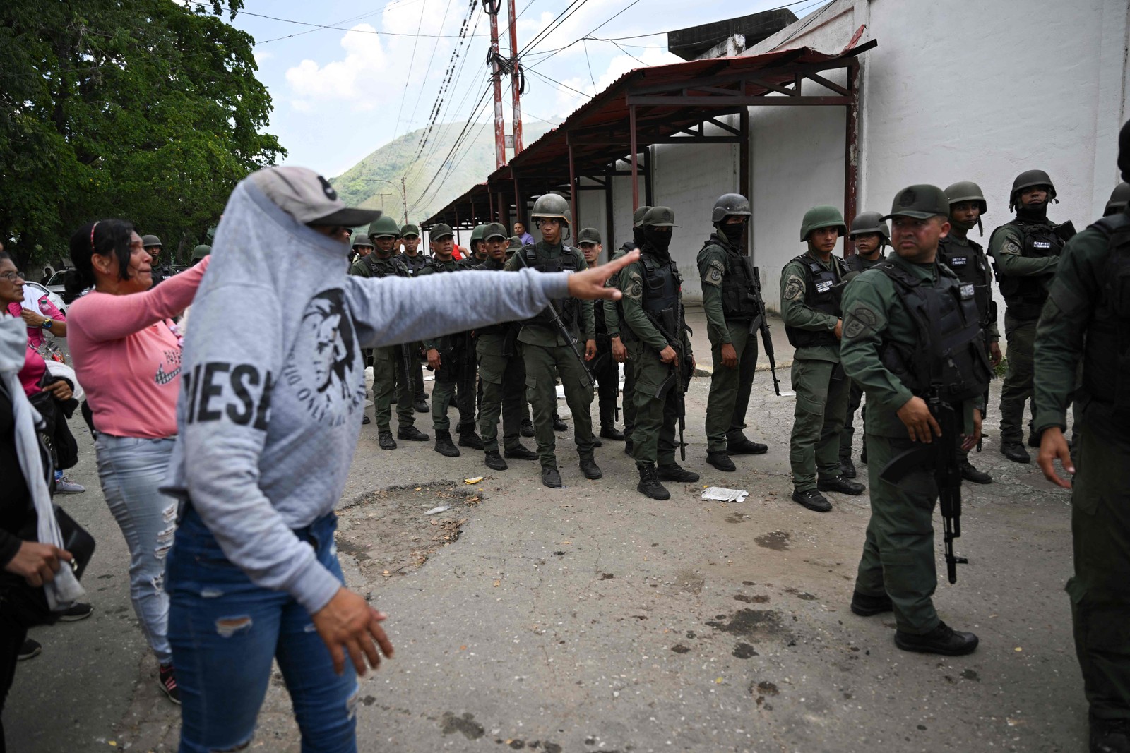 Operação das forças do governo da Venezuela na prisão de Tocoron em Maracay — Foto: YURI CORTEZ/AFP