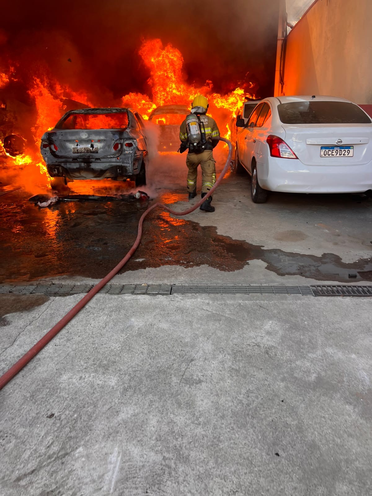 Incêndio destrói 12 veículos em oficina mecânica, em Ipatinga (MG); veja fotos — Foto: Divulgação