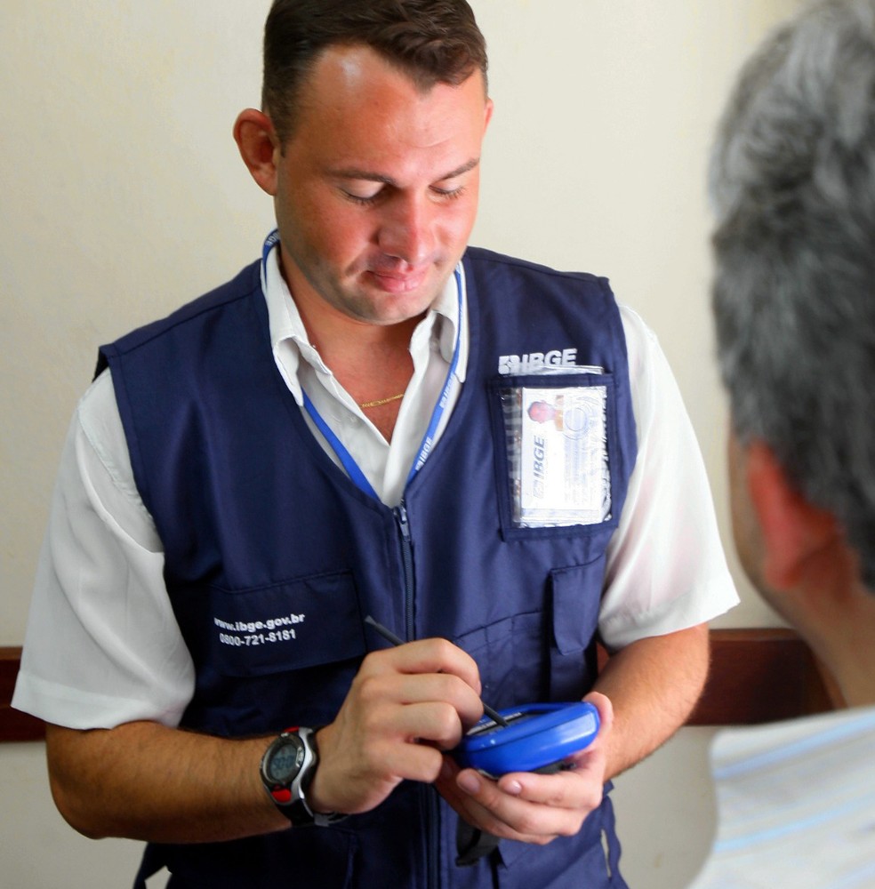 Agente censitário do IBGE trabalha no Censo: tecnologia usada na coleta  de dados — Foto: Divulgação/IBGE