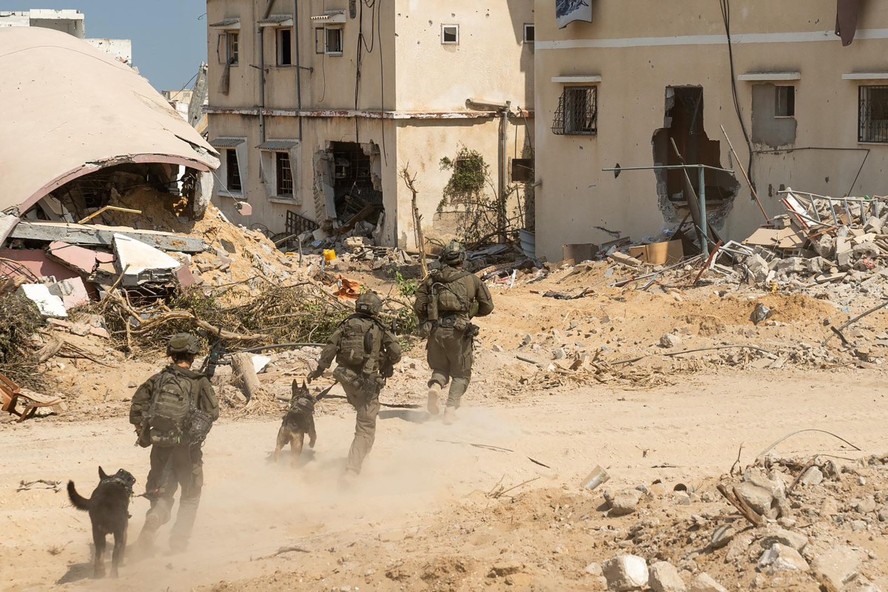 Foto divulgada pelo Exército israelense mostra suas tropas operando em terra na Faixa de Gaza em meio ao conflito contínuo entre Israel e o Hamas