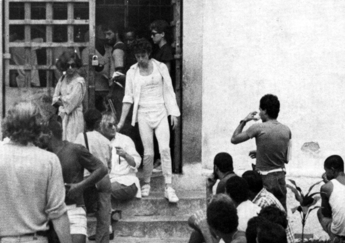 Mick Jagger durante gravação de clipe num presídio de Niterói, em 1984 — Foto: Maurício Menezes/Agência O GLOBO