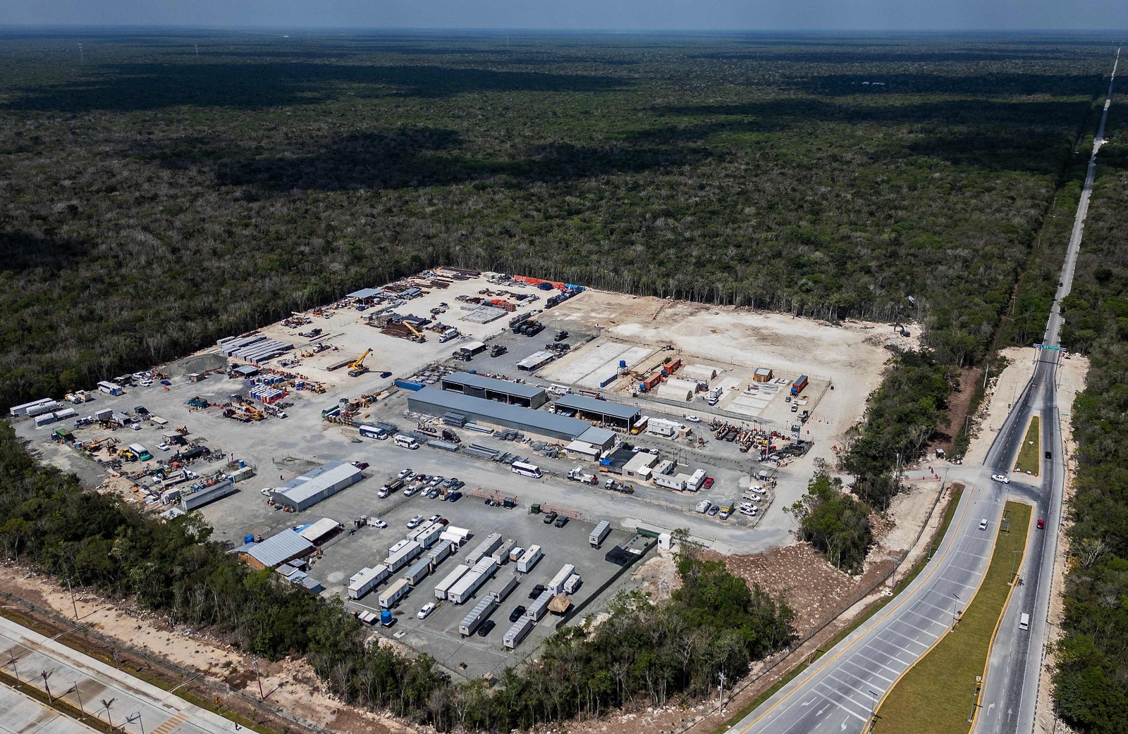 Os ativistas denunciam que a obra carece de estudos de impacto ambiental aprovados — Foto: Carl de Souza/AFP